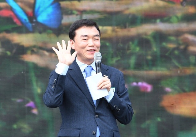 강하춘 함평부군수가 학생들을 격려하고있다. / 노해섭 기자