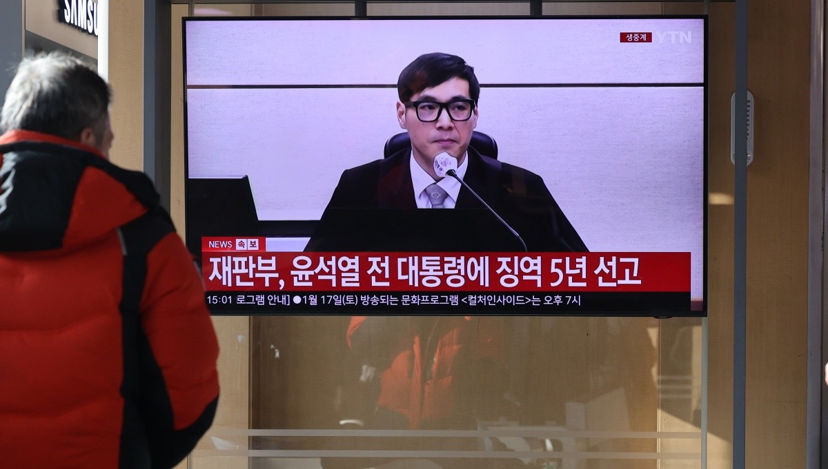 지난 1월 16일 오후 서울역에서 시민들이 체포 방해와 국무위원 심의권 침해 등 혐의로 기소된 윤석열 전 대통령에 대한 1심 선고 생중계를 지켜보고 있다. 서울 서초구 중앙지방법원에서 열린 1심 선고에서 백대현 부장판사가 판결문을 낭독한 뒤 징역 5년을 선고하는 모습. / 뉴스1