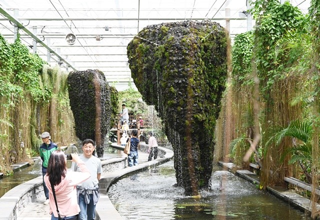 함평나비축제장을 찾은 관광객들이 수생식물관에 새홉게 조성한 코끼리 폭포수를 보면서 즐거워하고 있다.  / 노해섭 기자