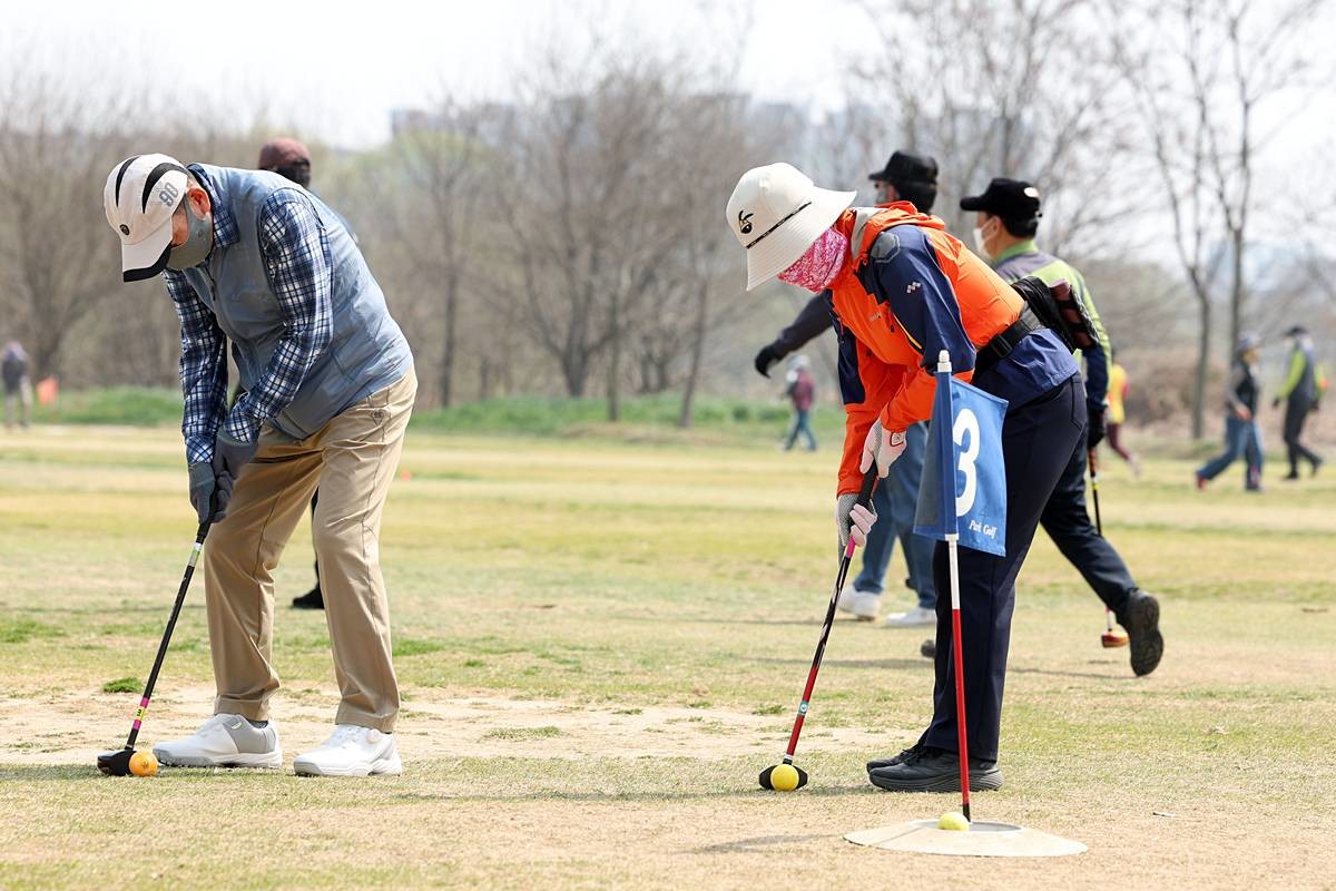광주 광산구 선암동 한 공원에서 시민들이 파크 골프를 즐기고 있다 / 뉴스1