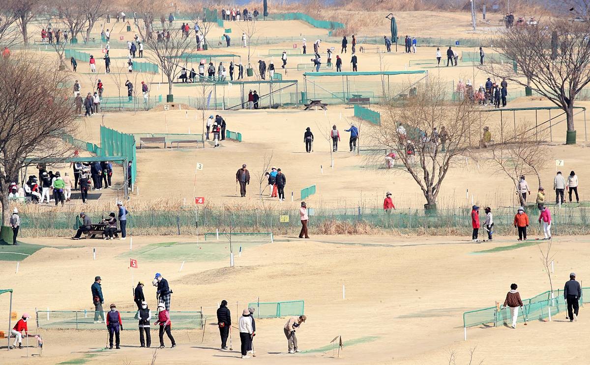 부산 강서구 대저생태공원 파크골프장을 찾은 시민들이 파크골프를 즐기고 있다 / 뉴스1