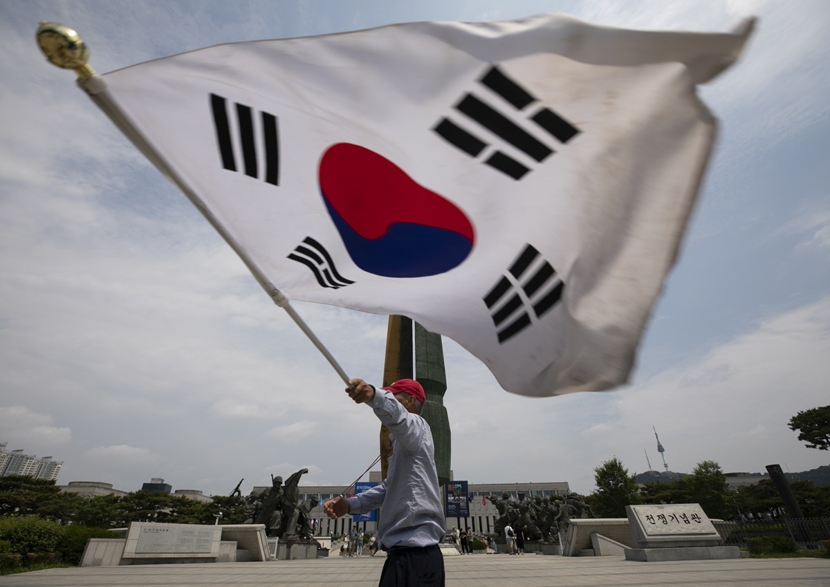 현충일 서울 용산구 전쟁기념관에서 한 시민이 애국가를 부르며 태극기를 흔들고 있다. 기사 이해를 돕기 위한 자료 사진. 2026년 6월 6일 현충일은 주말인 토요일인데 대체공휴일이 있을까. 결론은 다음 월요일인 6월 8일이 대체공휴일로 지정되지 않는다. 그 이유는 현행 대체공휴일 적용 대상에 현충일이 포함돼 있지 않기 때문이다.     / 뉴스1