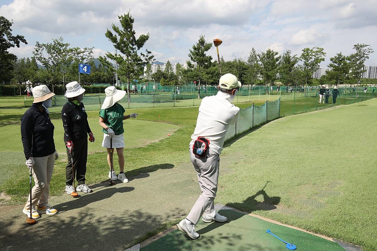 대구 수성구 팔현파크골프장을 찾은 동호인들이 파크골프를 즐기고 있다 / 뉴스1