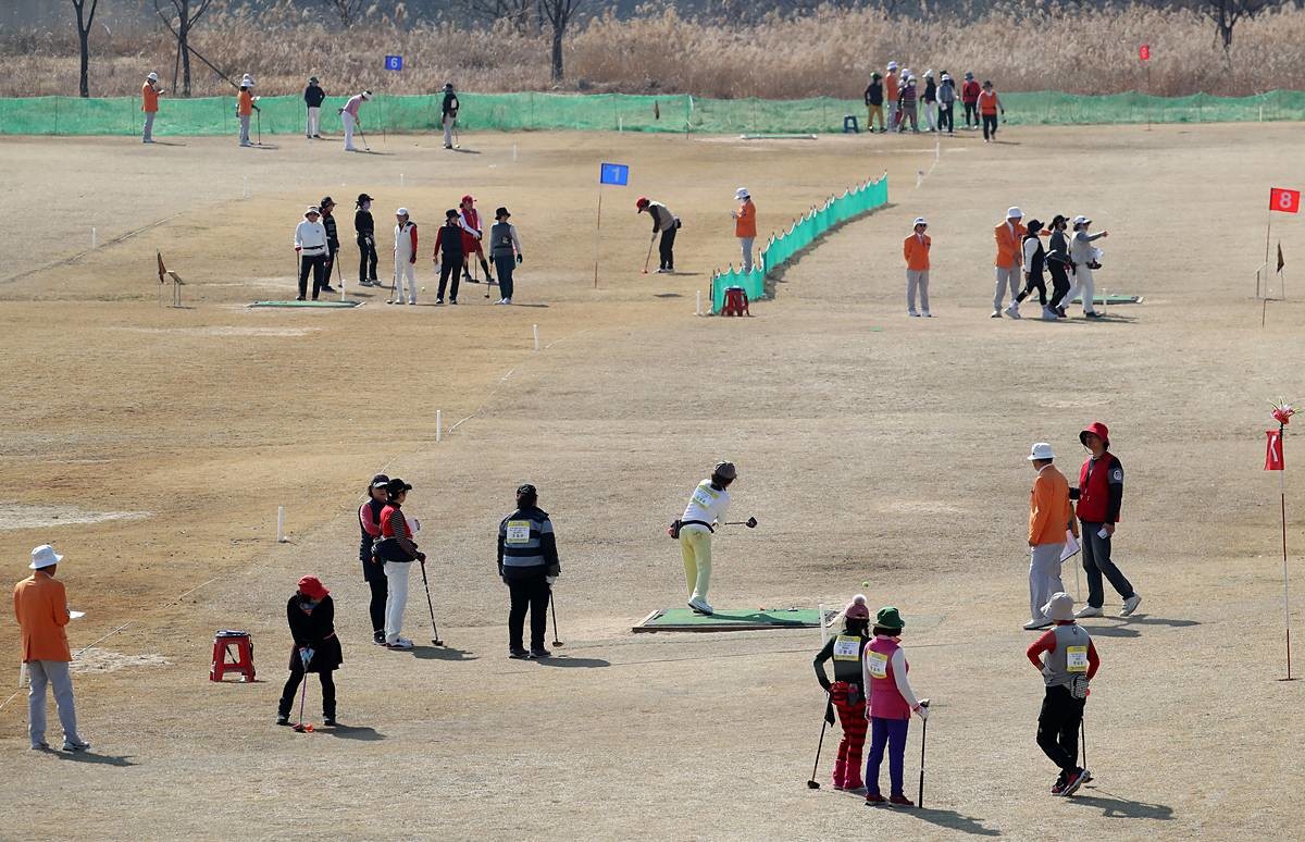 봄바람 타고 '파크골프' 열풍 / 뉴스1