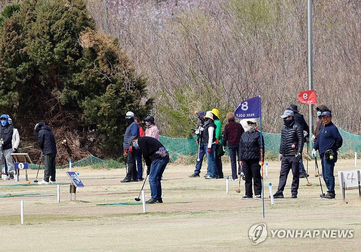 파크골프 즐기기 좋은 봄날 / 연합뉴스 자료사진