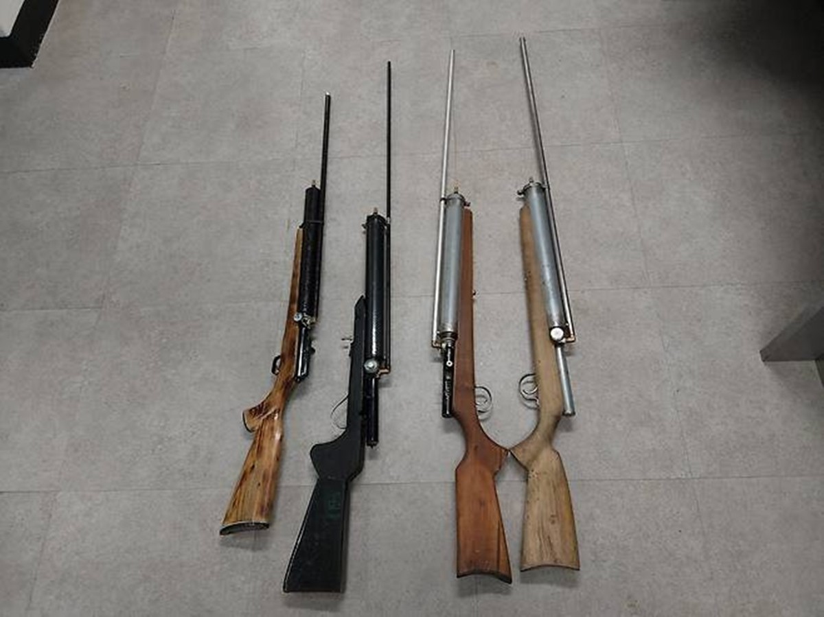 경찰이 압수한 모의 공기총. / 전북경찰청