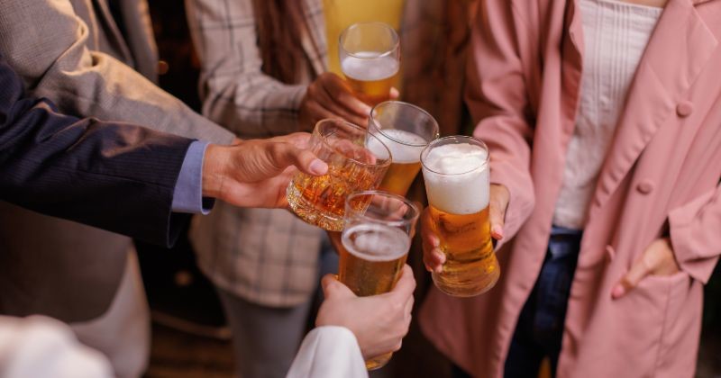 신규 사람들의 행복 한 그룹 아시아 친구 맥주 양조장에서 맥주를 마셔 축제 밤 시간   / 셔터스톡