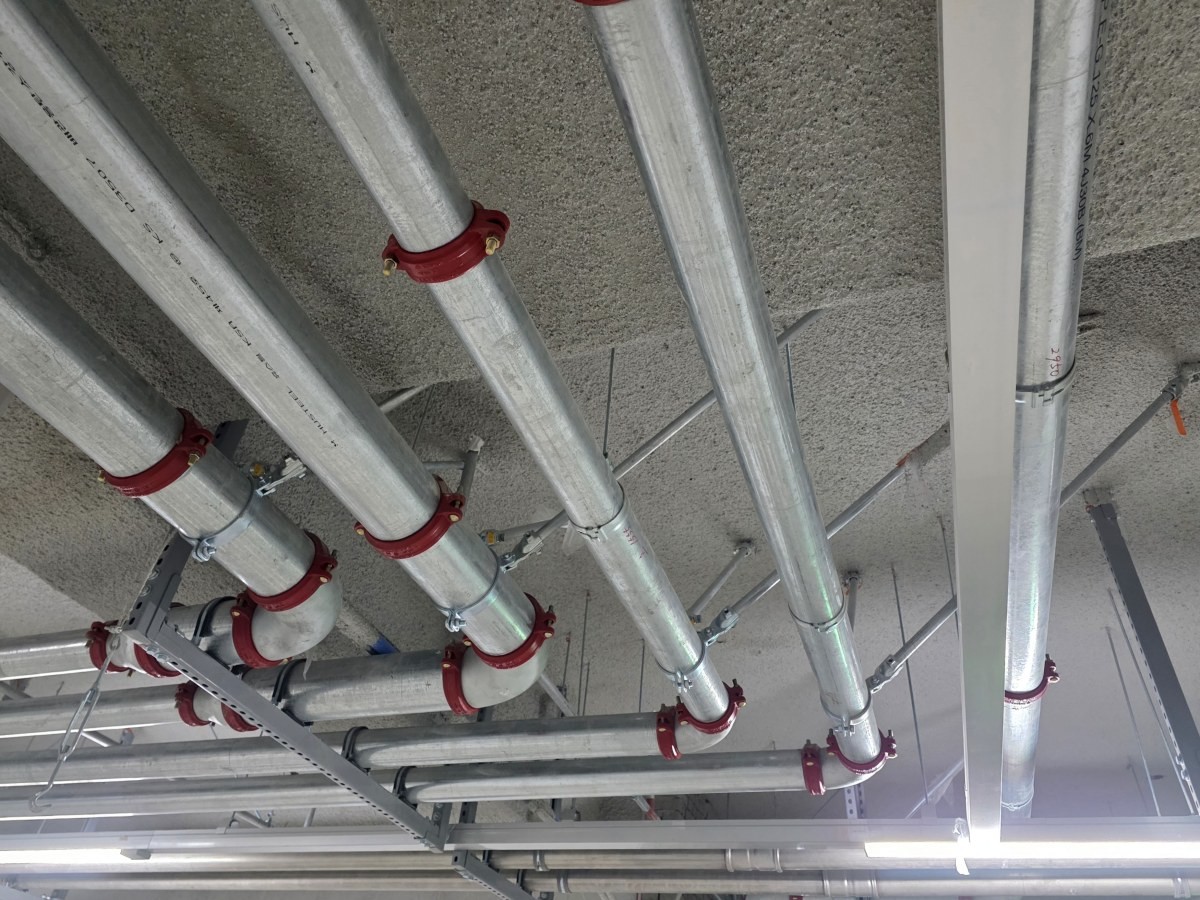 롯데건설 문현 롯데캐슬 인피니엘 현장 지하주차장에 적용된 4방향 흔들림 방지 버팀대다 / 롯데건설