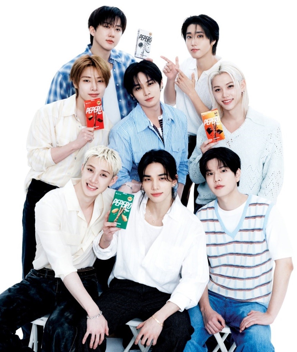 '빼빼로' 글로벌 앰배서더인 그룹 스트레이 키즈 모습. 29일 롯데웰푸드에 따르면 스트레이 키즈를 모델로 발탁한 지난해 빼빼로 수출액은 약 870억 원으로 전년(700억 원) 대비 약 25% 증가한 것으로 집계됐다. 이는 롯데웰푸드가 글로벌 마케팅을 본격화한 2020년과 비교하면 약 3배 수준으로 확대된 수치다.     / 롯데웰푸드 제공