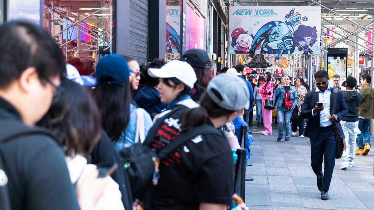 팝업 스토어 ‘뉴욕 위드 쿠키런’ 오픈을 기다리는 방문객들이 매장 밖으로 긴 대기줄을 형성하고 있다. / 데브시스터즈