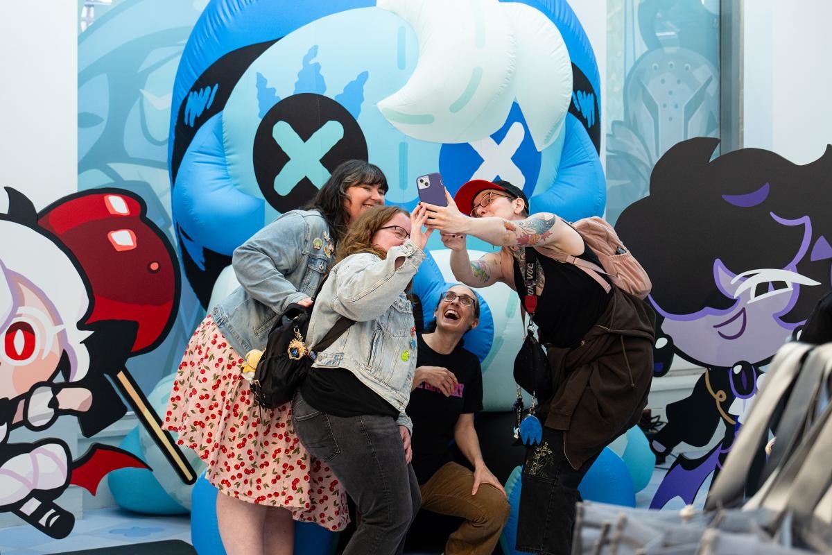 매장 내 설치된 포토존에서 방문객들이 기념사진을 찍고 있다. / 데브시스터즈