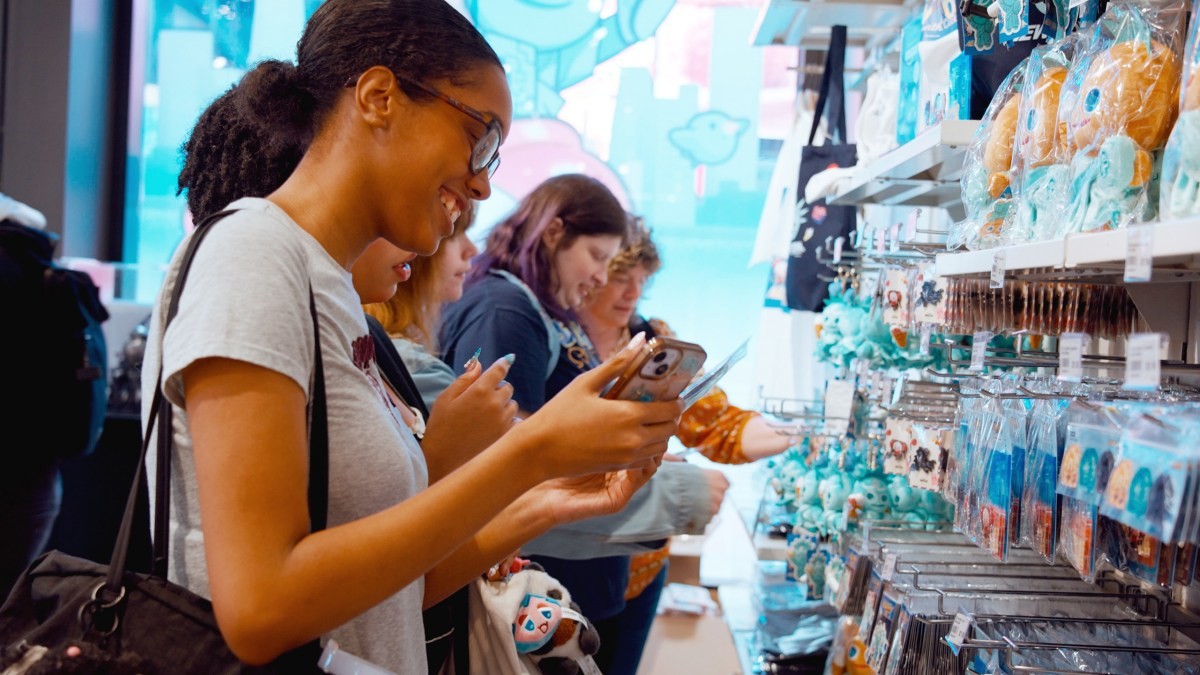 팝업 스토어 ‘뉴욕 위드 쿠키런’ 방문객들이 매장 내 진열된 쿠키런 캐릭터 상품을 고르고 있다 / 데브시스터즈