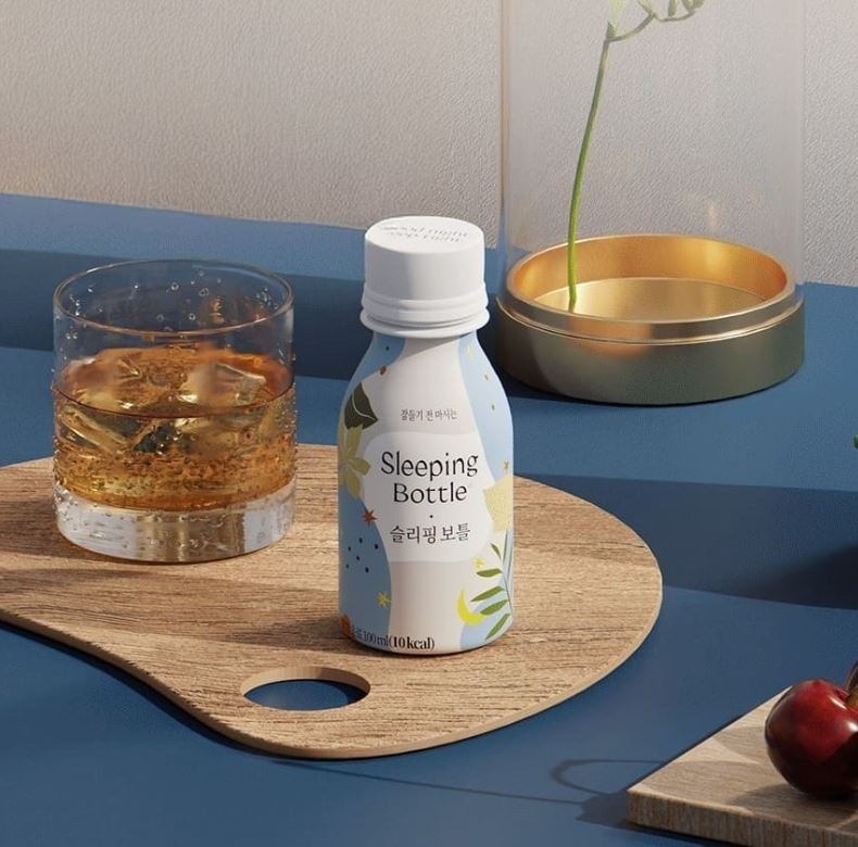 ‘슬리핑 보틀(Sleeping Bottle)’ 제품이 테이블 위에 놓인 모습. / 아마존