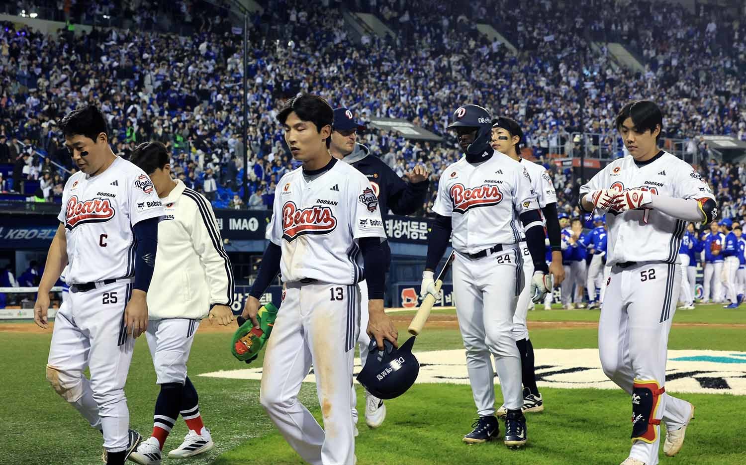 28일 서울 송파구 잠실야구장에서 열린 '2026 신한 SOL KBO리그' 삼성 라이온즈와 두산 베어스의 경기, 연장 10회 끝에 4대5로 패배한 두산 선수들이 아쉬운 표정을 지으며 그라운드를 빠져나가고 있다. / 뉴스1