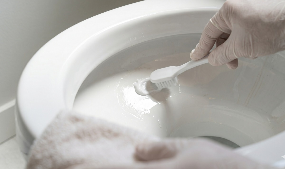 변기 청소에 치약을 활용할 수 있다. 기사 이해를 돕기 위해 AI로 제작한 자료 이미지.