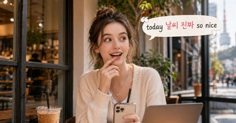 카페에서 한 여성이 휴대폰과 노트북을 앞에 두고 앉아 있다 / AI가 생성한 자료사진