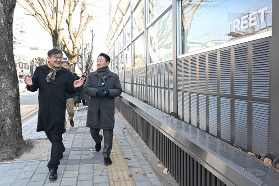 가능동 걷고 싶은 거리 조성 사업 현장을 둘러보고 있는 김동근 의정부시장