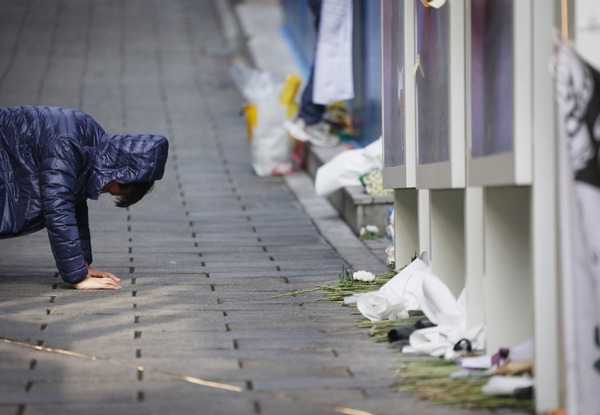 이태원 참사 현장에서 한 시민이 큰절을 하고 있다. 자료 사진. 이태원 참사 의인으로 불린 30대 남성 A 씨가 실종 열흘 만에 경기도 포천시에서 숨진 채 발견됐다고 인천일보가 29일 단독으로 전했다.      / 연합뉴스
