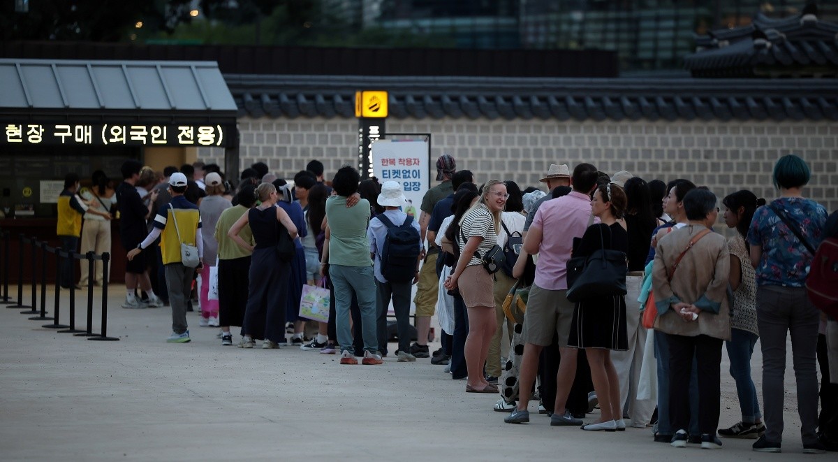 경복궁 야간 관람을 기다리는 긴 줄 / 뉴스1