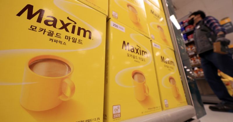 마트 매대에 진열된 맥심 믹스커피 제품들. / 뉴스1