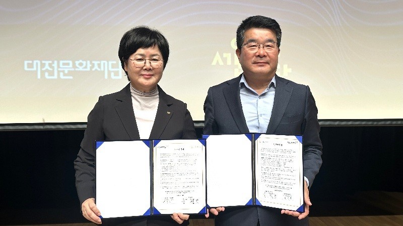 대전문화재단 백춘희 대표이사(왼쪽)와 서울문화재단 송형종 대표이사(오른쪽)가 문화예술 교류와 협력을 위한 업무협약을 체결하고 기념촬영을 하고 있다./사진=대전문화재단