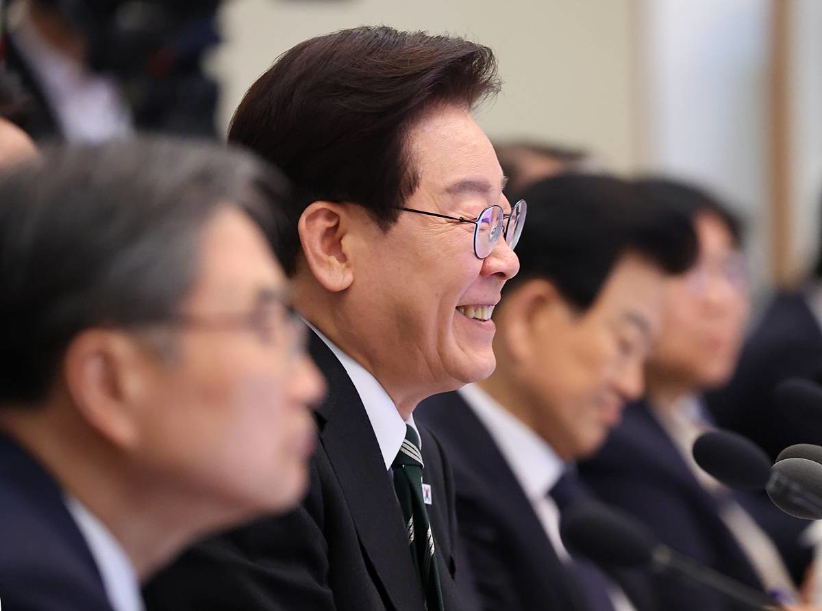 이재명 대통령이 28일 청와대에서 열린 제18회 국무회의 겸 제6차 비상경제점검회의에서 발언하며 미소 짓고 있다 / 뉴스1