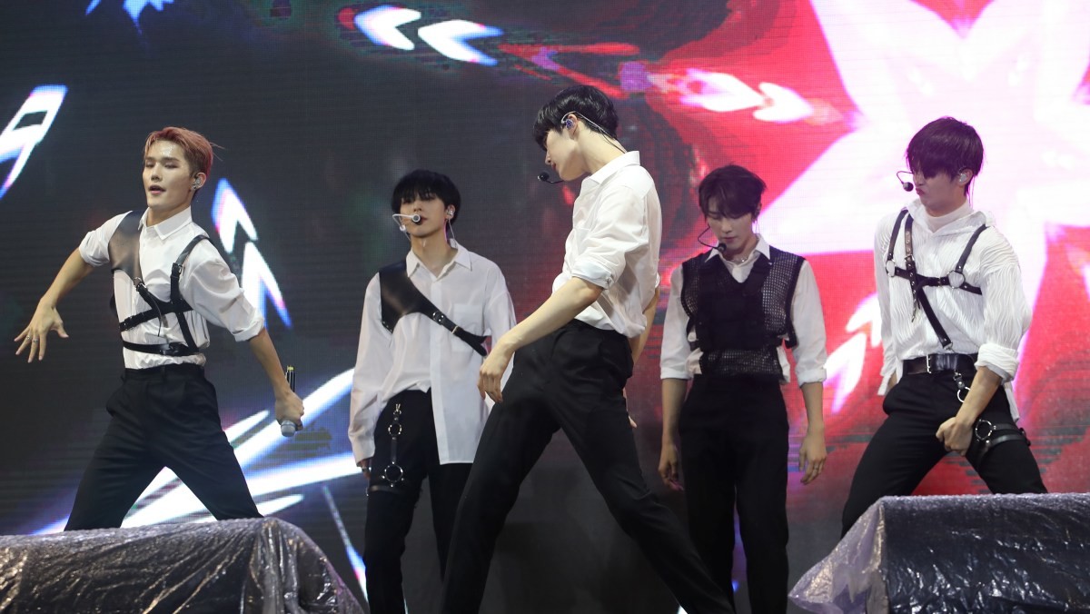 보이그룹 CIX(씨아이엑스)가 화려한 무대를 선보이고 있는 모습. / 뉴스1