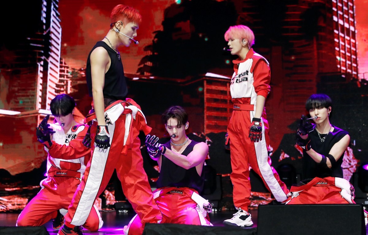 보이그룹 CIX(씨아이엑스)가 화려한 무대를 선보이고 있는 모습. / 뉴스1