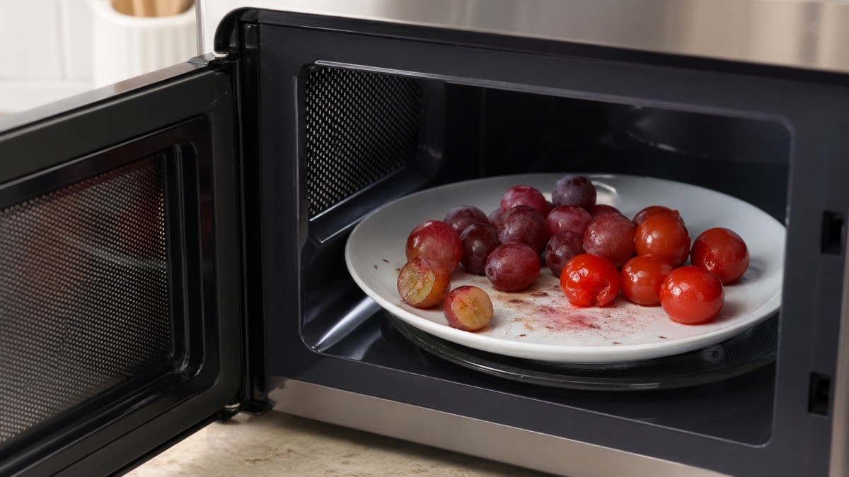 전자레인지 속 포도와 방울토마토. 기사 이해를 돕기 위해 AI로 제작한 자료 이미지.