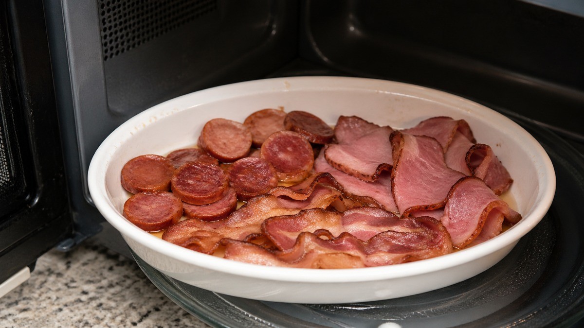 가공육을 전자레인지로 가열할 땐 주의해야 한다. 기사 이해를 돕기 위해 AI로 제작한 자료 이미지.