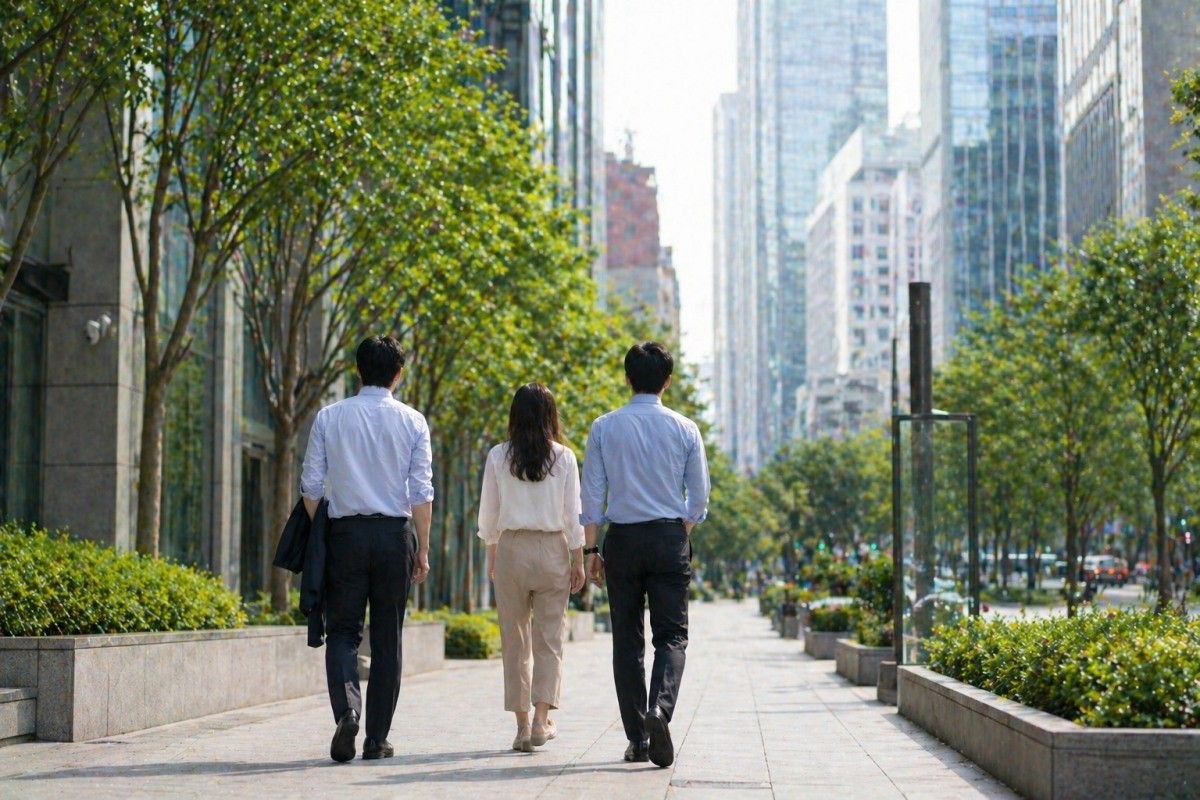 산책하는 직장인의 모습 / 기사 내용을 바탕으로 제작한 AI 이미지