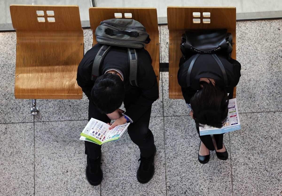 서울 서초구 양재 aT센터에서 한국경제인협회 주최로 열린 '2026 대한민국 상생 채용박람회'에서 취업준비생들이 안내 책자를 살피고 있다. / 뉴스1