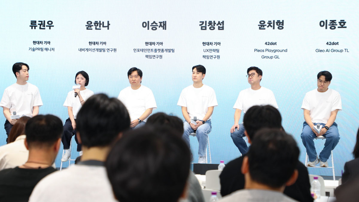 플레오스 커넥트의 주요 개발 연구원들이 기자와 질의응답을 하고 있다. / 권혁재 PD