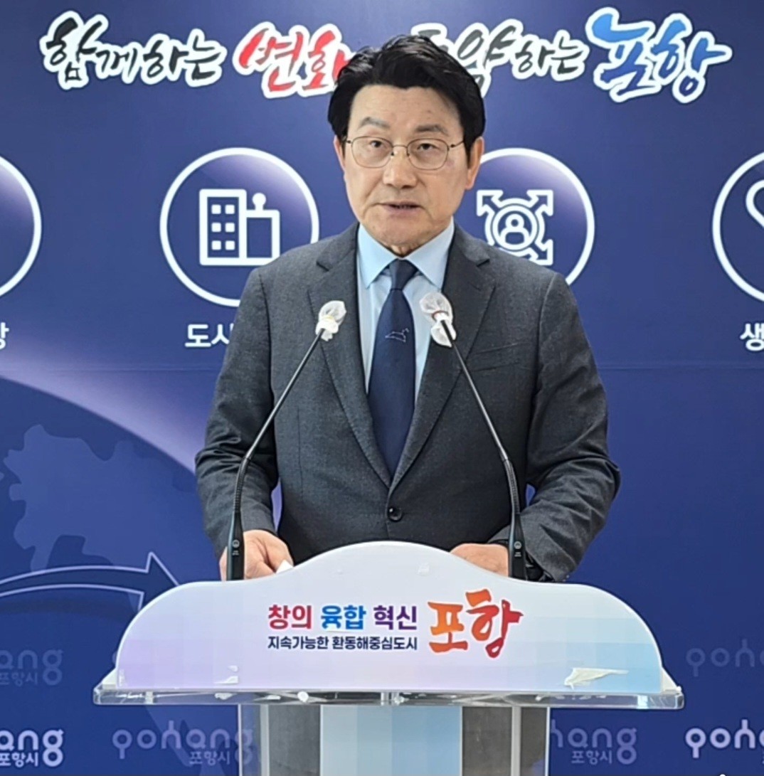 박승호 전 포항시장 지난 27일 기자회견 모습/이창형 기자