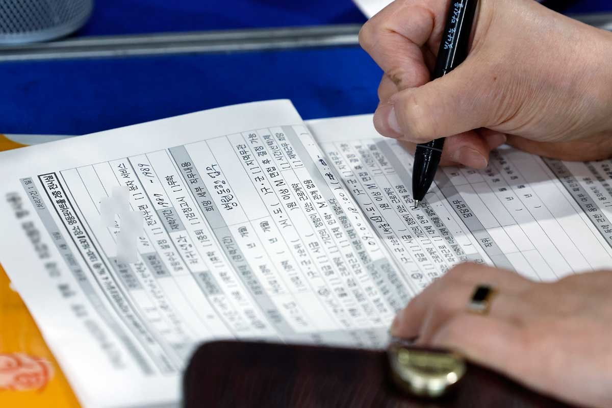 서울 영등포구 국회대로 영등포아트홀에서 열린 2026 희망·행복·미래 취업박람회를 찾은 구직자가 구직신청서를 작성하고 있다. 이번 취업박람회는 금융, 호텔, 산후관리, 택시 등 다양한 직종의 25개 구인 기업이 1:1 면접을 통해 320여 개 일자리에 대한 현장 채용을 진행한다. / 뉴스1