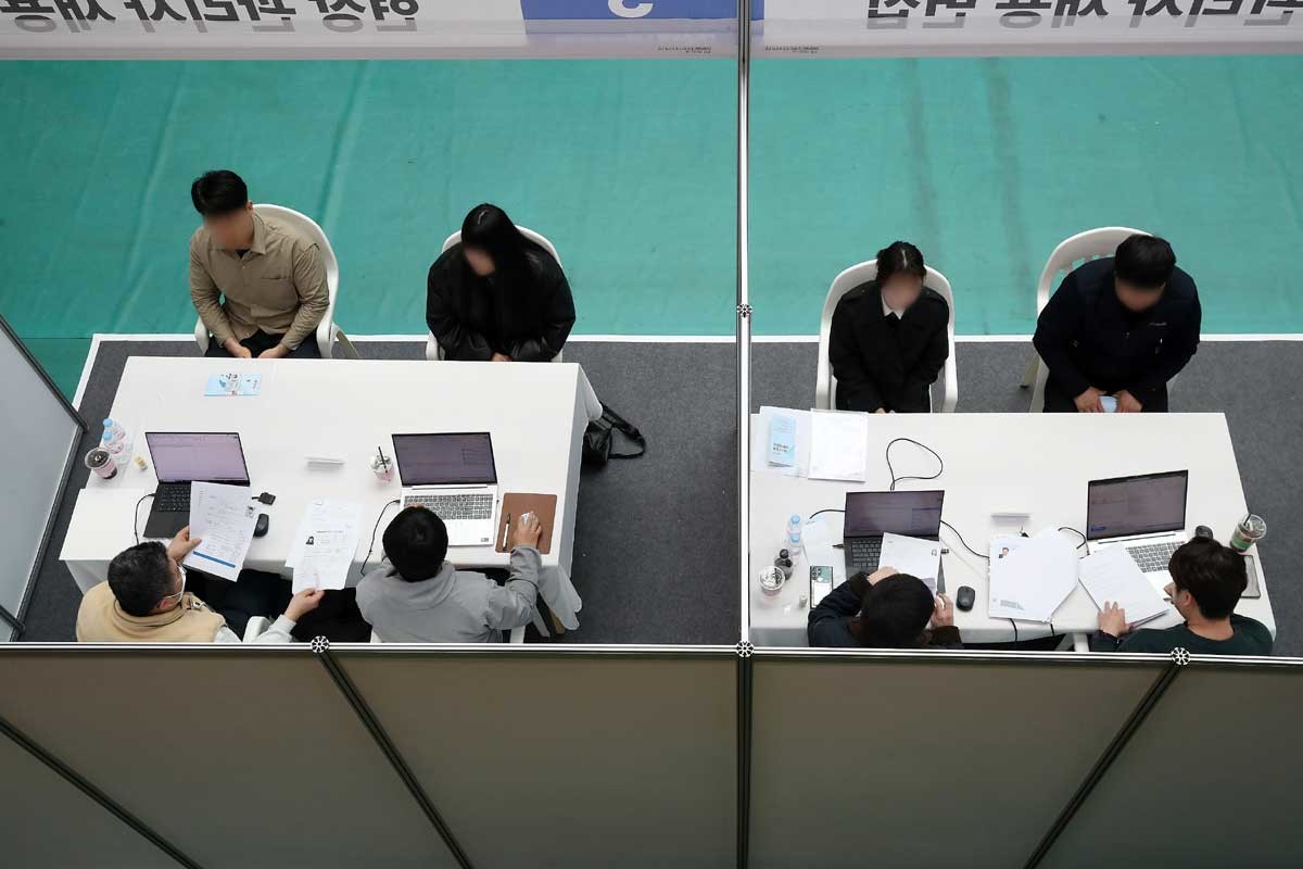 기사 이해를 돕기 위한 참고 사진. 대구 남구 영남이공대 천마체육관에서 열린 '쿠팡 풀필먼트 서비스(Coupang Fulfillment Services·CFS) 대구·경북 채용박람회'를 찾은 취업 준비생들이 현장 면접을 보고 있다. / 뉴스1