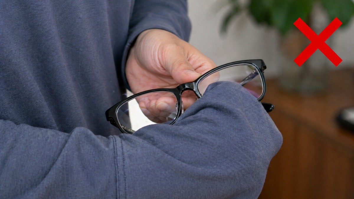 옷과 휴지, 수건은 안경 수명을 단축한다. 기사 이해를 돕기 위해 AI로 제작한 자료 이미지.