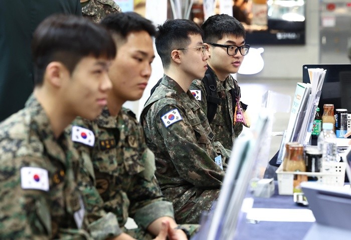 28일 경기 고양 킨텍스에서 열린 2026년 국군장병 취업박람회에서 장병들이 면접을 보고 있다. 2026.4.28/뉴스1