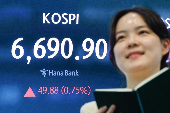 코스피가 종가 기준 사상 최고치를 기록한 29일 오후 서울 중구 하나은행 본점 딜링룸에 종가가 나오고 있다. 이날 코스피 지수는 전일 종가와 비교해 49.88포인트(0.75%) 상승한 6690.90, 코스닥은 4.68포인트p(0.39%) 상승한 1220.26, 달러·원 환율은 전일 오후 3시 30분 주간종가 대비 5.4원 오른 1479.0원을 기록했다. 2026.4.29/뉴스1