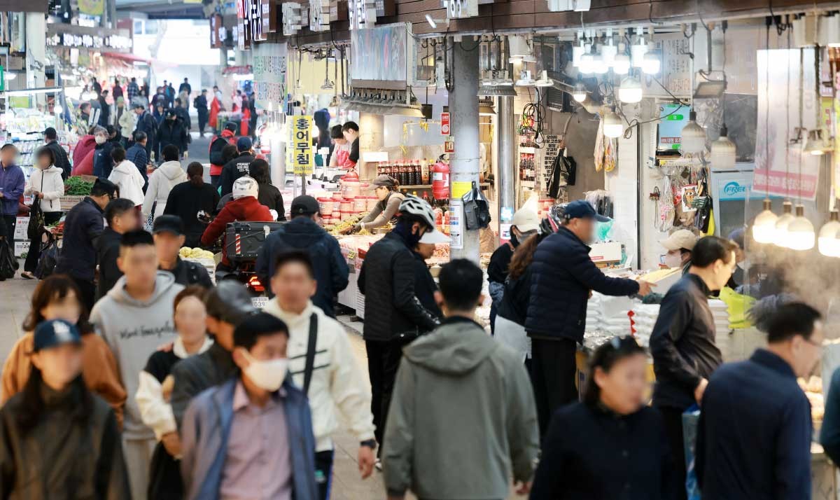 기사 이해를 돕기 위한 참고 사진. 시민들이 시장에 나와 있다. / 뉴스1