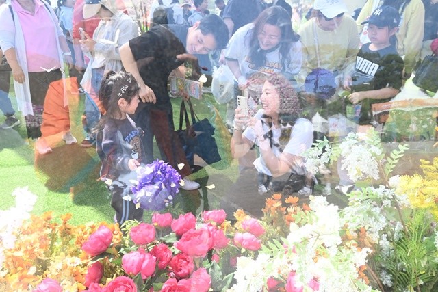 함평나비축제장에서 어린이들이 나비먹이주기 체험을 하면서 즐거워 하고 있다. / 노해섭 기자