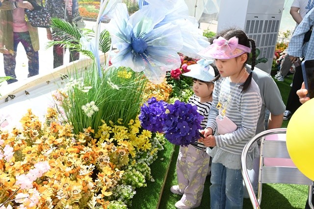 함평나비축제장에서 어린이들이 나비먹이주기 체험을 하면서 즐거워 하고 있다. / 노해섭 기자