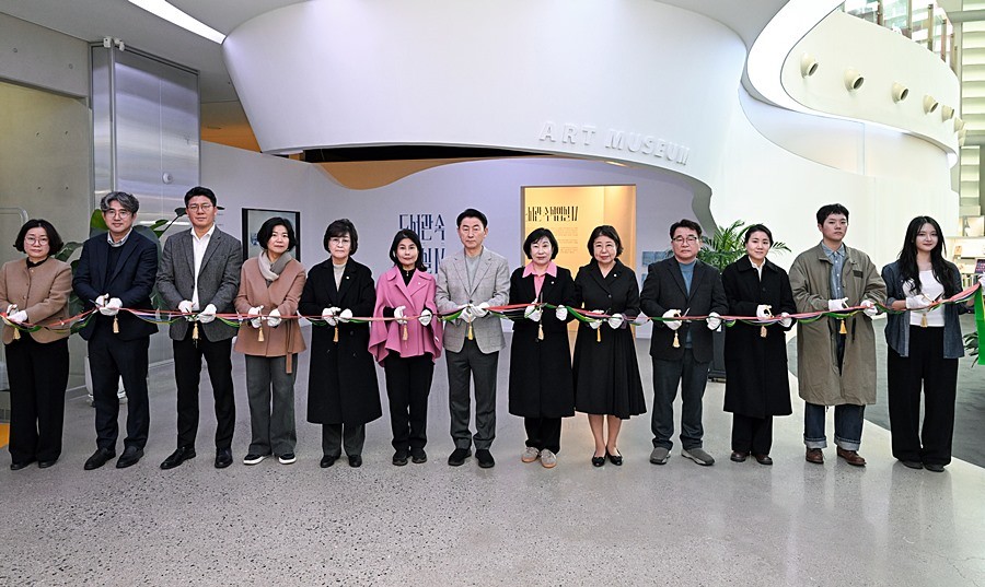 의정부미술도서관 전시 개막식에 참석한 김동근 의정부시장