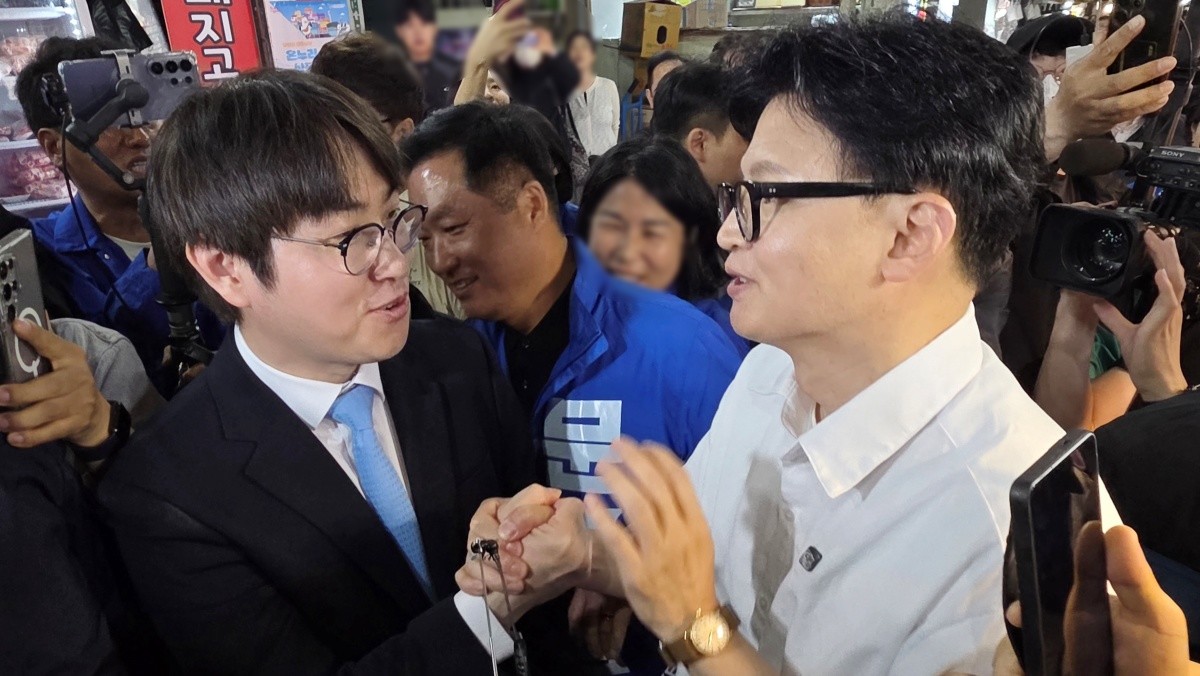 ６·3 지방선거와 함께 치러지는 부산 북갑 보궐선거에 출마하는 하정우 전 청와대 AI 수석과 한동훈 전 국민의힘 대표가 29일 오후 부산 북구 구포시장에서 유세를 펼치던 중 만나 인사하고 있다. / 연합뉴스