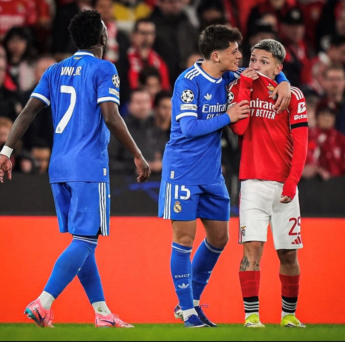 지난 2월 포르투갈 리스본에서 열린 유럽축구연맹(UEFA) 챔피언스리그 녹아웃 라운드 플레이오프 1차전 레알 마드리드-벤피카 경기. 비니시우스 주니오르(레알 마드리드)와 잔루카 프레스티아니(벤피카)가 언쟁을 벌이고 있다. / 인스타그램