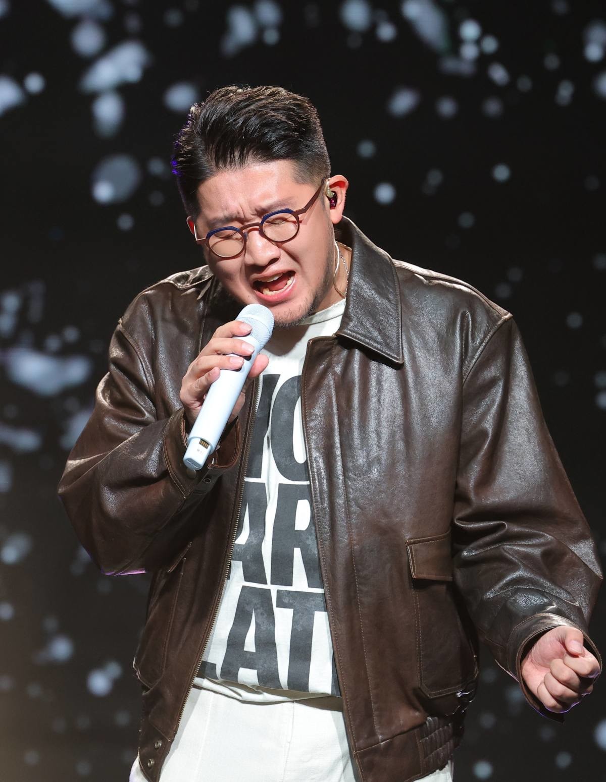 노래하는 박용인 모습. 자료사진. / 뉴스1