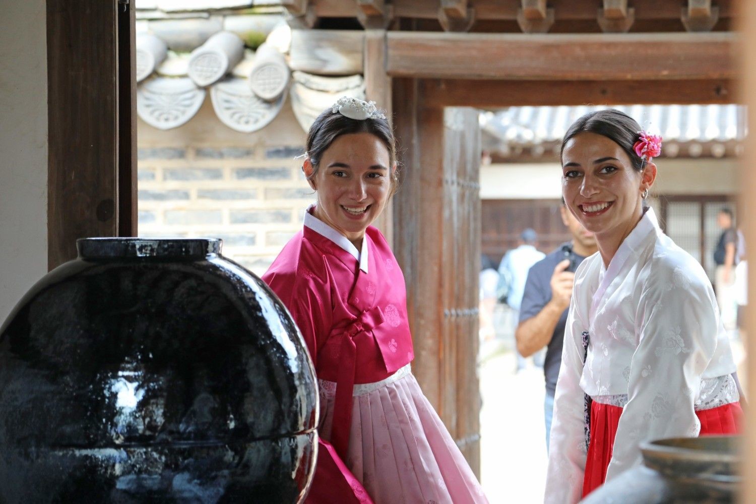 한옥 내부에서 한복을 입은 외국인 여성들이 밝은 표정으로 카메라를 바라보고 있다. 한국 전통 의상을 직접 체험하는 관광객들의 모습이다. / 뉴스1