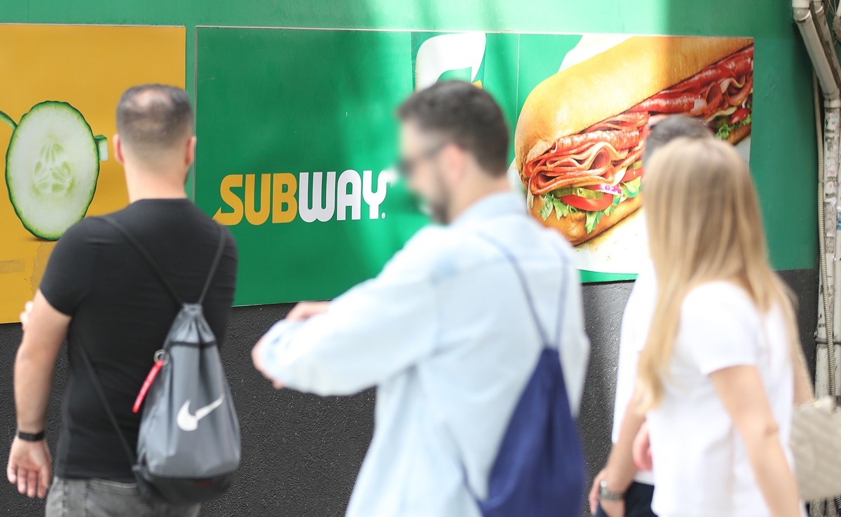 서울 시내에 위치한 써브웨이 매장 앞을 관광객들이 지나고 있다. 기사 이해를 돕기 위한 자료 사진. '써브웨이'가 5월 7일 메뉴 가격을 올린다고 30일 밝혔다. 써브웨이에 따르면 소비자가 가장 많이 찾는 15㎝ 샌드위치 메뉴는 단품 기준으로 가격이 평균 210원(약 2.8%) 오른다. 써브웨이의 주요 제품별로 살펴보면 에그마요가 5900원에서 6200원으로 300원 오른다. 이탈리안 비엠티는 7200원에서 7500원으로 인상된다. 다만 잠봉 메뉴의 가격은 동결하기로 했다고 써브웨이는 설명했다.     / 뉴스1