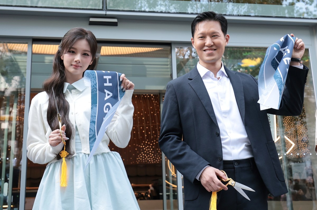 30일 서울 강남에서 열린 글로벌 모던 티 브랜드 CHAGEE(차지)의 플래그십 그랜드 오프닝 행사에 참석한 엔믹스 설윤과 김좌현 차지 코리아 대표 / 뉴스1