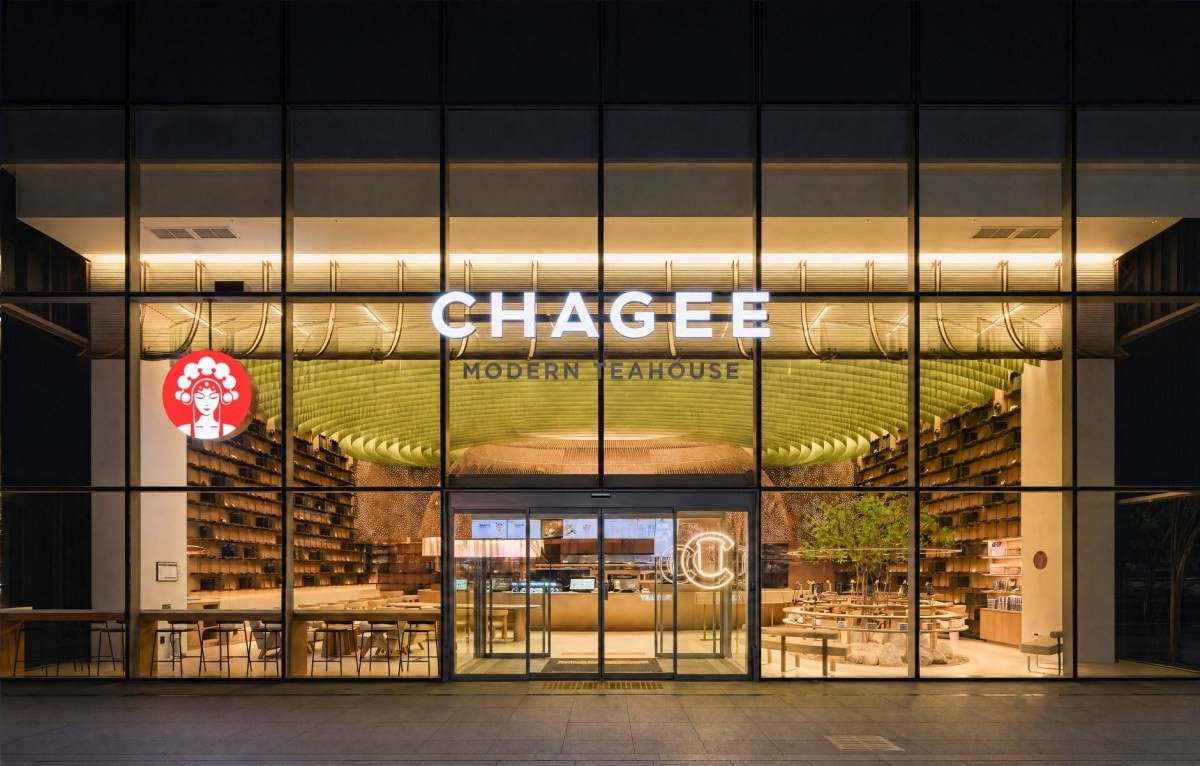 강남 플래그십 스토어 외부 / 차지 제공